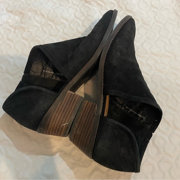 Lucky Brand Women’s 8.5 Black Suede Ankle Booties Perforated Heeled Shoes - Picture 5 of 7